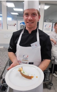 Aurélien Trousse avec son dessert « Tarte choco-lactée, abricot, graines de pins, estragon »