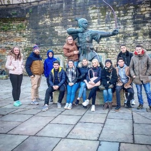 Groupe d'apprentis du CFA de Ploufragan devant symbole de Nottingham Groupe d'apprentis du CFA de Ploufragan devant symbole de Nottingham