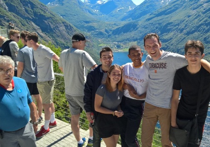 Des élèves du lycée La Cadenelle devant un Fjord de Norvège