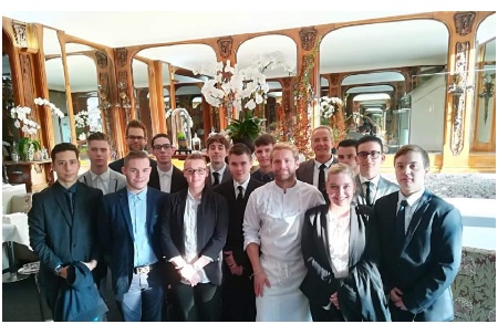 Julien Dumas, entouré des apprentis