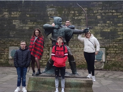 Les apprentis devant la statut de Robin des Bois Les apprentis devant la statut de Robin des Bois