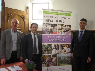 De gauche à droite : Arnaud Lemarchand, adjoint à la direction et chargé du lycée hôtelier, Jérémy Torresan, directeur général de l'Institut Robin, et Philippe Guigal, parrain de la formation. De gauche à droite : Arnaud Lemarchand, adjoint à la direction et chargé du lycée hôtelier, Jérémy Torresan, directeur général de l'Institut Robin, et Philippe Guigal, parrain de la formation.