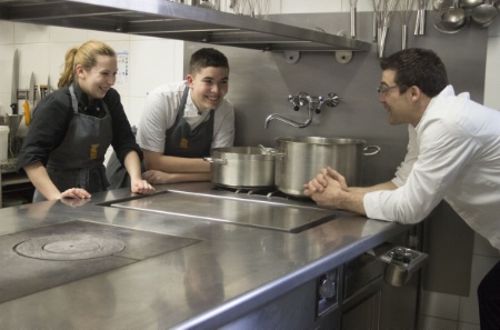'Je suis là pour les accompagner dans leur progression.' Matthieu Omont avec ses deux apprentis : Laëtitia (MAF) et Killian. 'Je suis là pour les accompagner dans leur progression.' Matthieu Omont avec ses deux apprentis : Laëtitia (MAF) et Killian.