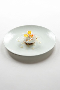 dessert vainqueur : Parfait citron et chèvre frais, confit d'agrumes et coriandre, croustillants pignons de pin.
