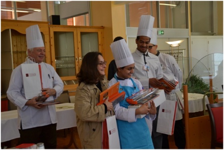 Le binôme gagnant Laïba Ahmad élève de seconde bac pro cuisine et Mme Hamard professeure de français langue étrangère entouré du jury Le binôme gagnant Laïba Ahmad élève de seconde bac pro cuisine et Mme Hamard professeure de français langue étrangère entouré du jury