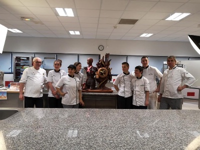 l'équipe qui a confectionné le chef d'oeuvre en chocolat l'équipe qui a confectionné le chef d'oeuvre en chocolat