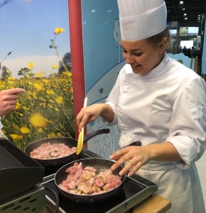 Eléonord prépare du Sauté de veau au poiré – pommes et poires rôties Eléonord prépare du Sauté de veau au poiré – pommes et poires rôties