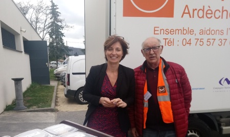 Edwige Karez remet les pâtisseries à JP Serafini président de la Banque alimentaire Edwige Karez remet les pâtisseries à JP Serafini président de la Banque alimentaire