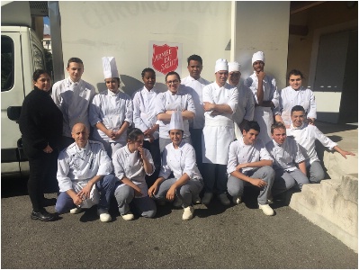 Les bac pro cuisine du lycée Pastré Grande Bastide  devant le camion de l'armée du salut