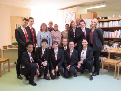 La classe de 1STHR1 et les encadrants du lycée de Guyancourt lors de la journée La Tablée des Chefs La classe de 1STHR1 et les encadrants du lycée de Guyancourt lors de la journée La Tablée des Chefs