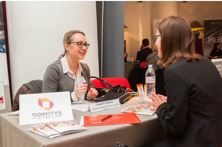 Charlotte Lorioux du Groupe Domitys reccueillant les candidatures Charlotte Lorioux du Groupe Domitys reccueillant les candidatures