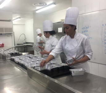 Mise en barquette du riz aux saveurs mexicaines et des crumbles aux pommes