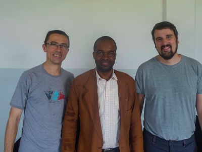 Patrice Labvernhe (à gauche) et Nicolas Péchon encadrent le directeur du CEFA de Pointe Noire, Gaspard Openda. Patrice Labvernhe (à gauche) et Nicolas Péchon encadrent le directeur du CEFA de Pointe Noire, Gaspard Openda.