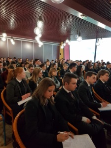 présentation des entreprises dans l'amphithéâtre présentation des entreprises dans l'amphithéâtre