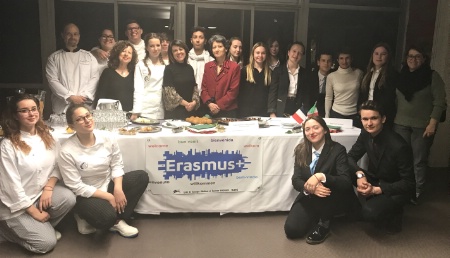 Au centre, les deux proviseures, Monica Insanguine (Sicile), Marie-Line Kholler, (Talence-Bordeaux), entourées des enseignants et élèves du programme Erasmus+. Au centre, les deux proviseures, Monica Insanguine (Sicile), Marie-Line Kholler, (Talence-Bordeaux), entourées des enseignants et élèves du programme Erasmus+.