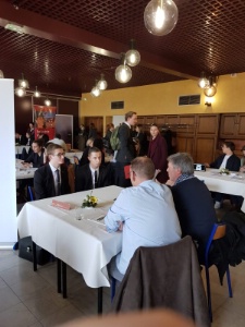 Rencontre entre élèves et recruteurs sur les stands Rencontre entre élèves et recruteurs sur les stands