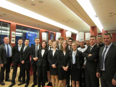 Les 16 lycéens aux côtés de l'équipe encadrante avant le service. Les 16 lycéens aux côtés de l'équipe encadrante avant le service.