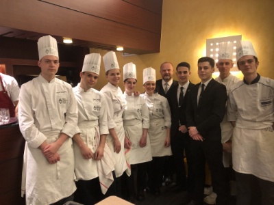 Les brigades cuisine et service du CFA Médéric et jean-François Tostivint le directeur-adjoint