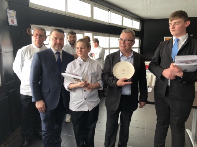 Les lauréats du concours saveurs durables : Luc Soligny, Samantha Froment entourés de Gérard Marquoin, Denis Badets, Josselin marie, Yoann Gregory et Remy Giraud