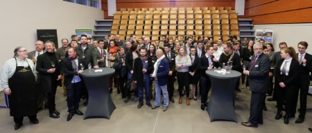 Mini-salon des vins, avec une dizaine d'exposants, autour des enseignants et des anciens élèves, servis par les étudiants en mention sommellerie. Mini-salon des vins, avec une dizaine d'exposants, autour des enseignants et des anciens élèves, servis par les étudiants en mention sommellerie.