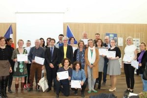 remise de diplômes- réunissant élèves, enseignants et élus remise de diplômes- réunissant élèves, enseignants et élus