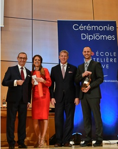 Anna Gräbner Major de promotion 2019 de l'EHG entourée (de gauche à droite) de Alain Brunier, Directeur Général EHG, Cazimir Platzer, Président GastroSuisse et Jérome Leupin, Directeur Général Cave de Genève