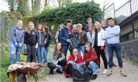 Une partie du groupe de participants après le ramassage Une partie du groupe de participants après le ramassage