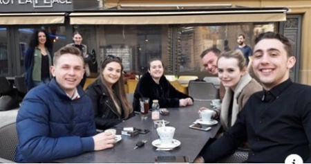 Les apprentis de l'Ecole hôtelière d'Avignon en route pour le Grand Rex Les apprentis de l'Ecole hôtelière d'Avignon en route pour le Grand Rex