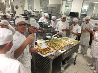 Des ateliers réalisés par les classes de terminales CAP de pâtisserie. Des ateliers réalisés par les classes de terminales CAP de pâtisserie.