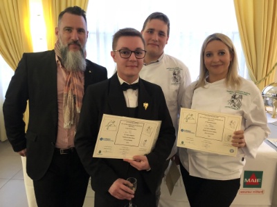 L'équipe de Strasbourg, lauréate du concours 2019, avec leur professeur Christophe Girerd. De gauche à droite : Yoann Roess, Rodolphe Pugnat et Marine Michalak. L'équipe de Strasbourg, lauréate du concours 2019, avec leur professeur Christophe Girerd. De gauche à droite : Yoann Roess, Rodolphe Pugnat et Marine Michalak.