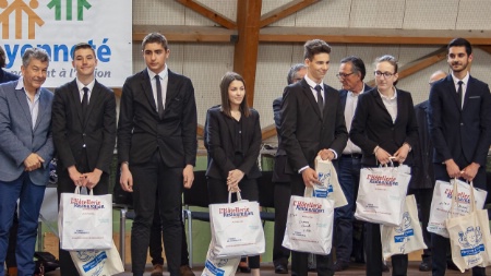 Avec Régis Marcon, les élèves qui ont réalisé les meilleurs rapports de stages. Avec Régis Marcon, les élèves qui ont réalisé les meilleurs rapports de stages.