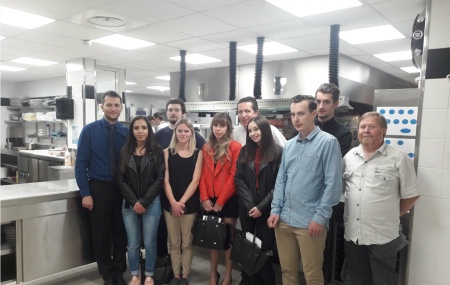 Apprentis et professeurs du CFA campus de Gap autour de Chrstophe Baqcuié Apprentis et professeurs du CFA campus de Gap autour de Chrstophe Baqcuié