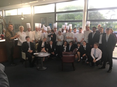 Les 1PRO, 1CAP, 2PRO 2 et 3 du lycée de Dinard Les 1PRO, 1CAP, 2PRO 2 et 3 du lycée de Dinard