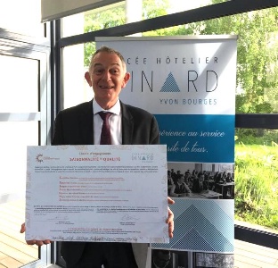 Alain Bernard portant la Charte d'engagement pour une saisonnalité de qualité du Collège Culinaire de France Alain Bernard portant la Charte d'engagement pour une saisonnalité de qualité du Collège Culinaire de France