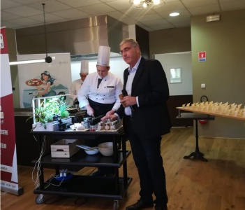 Présentation du concept d'assaisonnement minute et hydroponique par élise Pescher professeure de cuisine et du directeur du CFA Jérôme Kohn