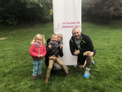 Lohann en compagnie du parrain Guillaume Gomez, sa mère et sa soeur Lohann en compagnie du parrain Guillaume Gomez, sa mère et sa soeur