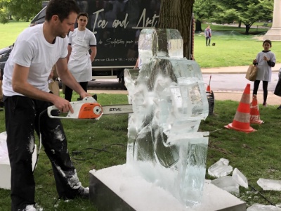 Un stand de sculture sur glace Un stand de sculture sur glace