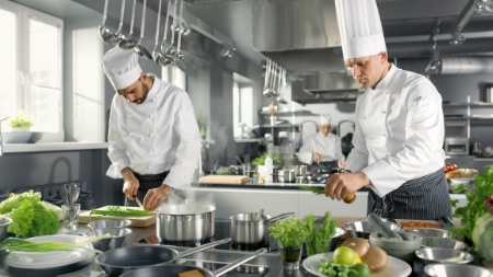 Le titre de Maître restaurateur distingue les professionnels qui répondent au cahier des charges du fait maison, utilisent majoritairement des produits frais et valorisent les produits régionaux et de saison. Le titre de Maître restaurateur distingue les professionnels qui répondent au cahier des charges du fait maison, utilisent majoritairement des produits frais et valorisent les produits régionaux et de saison.