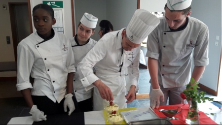 Les apprentis cuisiniers avec le Chef Hubert Lozac'h Les apprentis cuisiniers avec le Chef Hubert Lozac'h