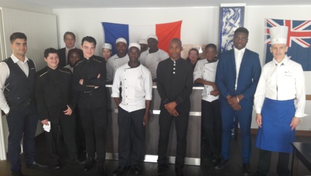 Les apprentis du CFA Belliard avec à droite Hubert Lozac'h Les apprentis du CFA Belliard avec à droite Hubert Lozac'h
