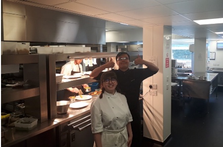 Sophie Didier et Ethan Beaujard au Bromley Court Hotel en Angleterre en cuisine