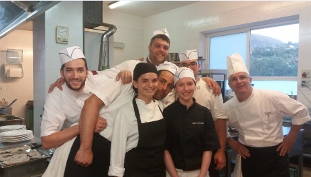 Sandra, tunique noire à l'hôtel Ermitage à Ischia, en cuisine