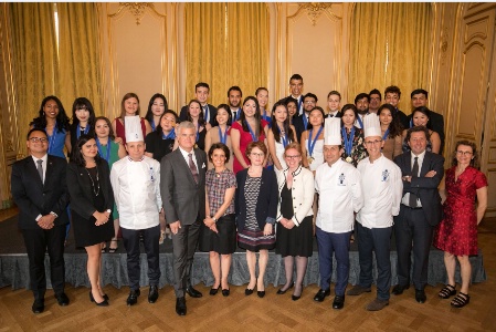 Les récipiendaires du Cordon Bleu Promotion 2019 avec leur parrain Denis Courtiade Les récipiendaires du Cordon Bleu Promotion 2019 avec leur parrain Denis Courtiade