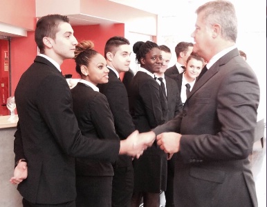 Denis Courtiadre lance le grand débat : Commis de restaurant-serveur 2.0 Denis Courtiadre lance le grand débat : Commis de restaurant-serveur 2.0