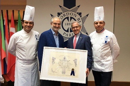 André Cointreau, Président Le Cordon Bleu, remet à Jacques Attali le Diplôme d'Honneur de l'institut. André Cointreau, Président Le Cordon Bleu, remet à Jacques Attali le Diplôme d'Honneur de l'institut.