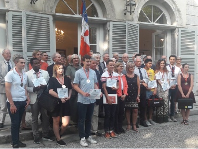 Jérémy Casanova avec les enseignant parents et apprenti(e)s Jérémy Casanova avec les enseignant parents et apprenti(e)s