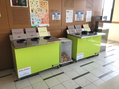 tables de tri installées au self. Les élèves séparent les déchets alimentaires des autres déchets et du pain. tables de tri installées au self. Les élèves séparent les déchets alimentaires des autres déchets et du pain.