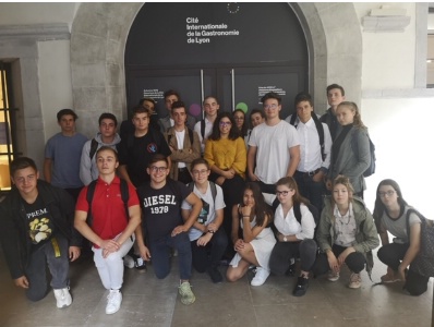 Les élèves d'Ambroise Croizat devant l'entrée de la Cité Internationale de la Gastronomie de lyon