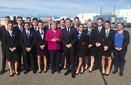Les étudiants du lycée d'Occitanie avec Emmanuel Macron et Angela Merkel Les étudiants du lycée d'Occitanie avec Emmanuel Macron et Angela Merkel