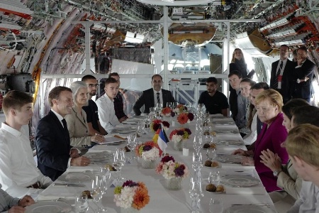 Le président de la République et Angela Merkel déjeunant dans un Airbus A350 Le président de la République et Angela Merkel déjeunant dans un Airbus A350
